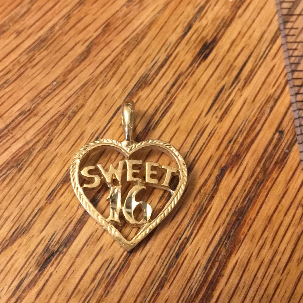 Sweet 16 pendant 10K for a gold necklace